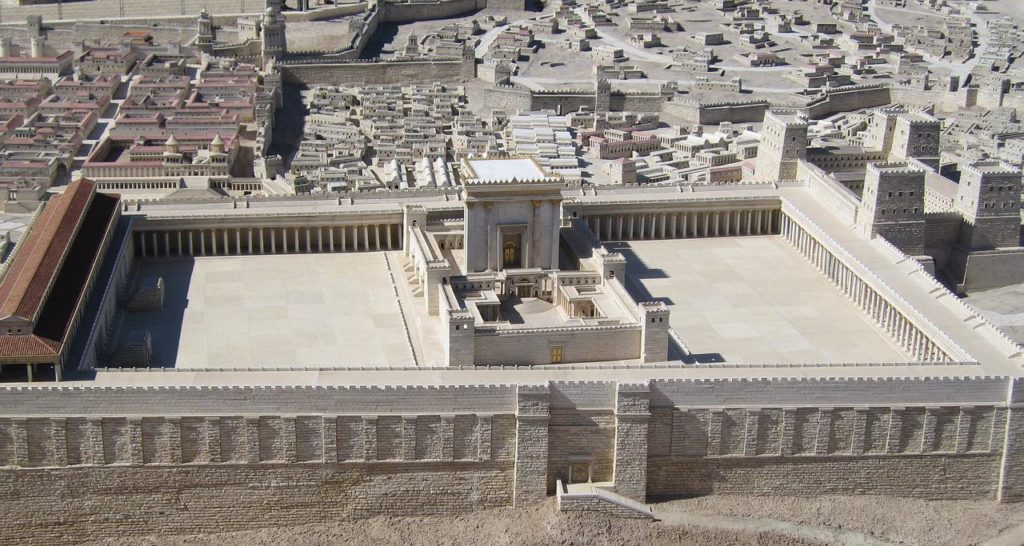 En el noveno día del quinto mes bíblico, tradicionalmente se ayuna en memoria de la destrucción del Templo. El Templo fue destruido en el noveno día del quinto mes en 586 AEC (Antes de la Era Común) y otra vez en el 70 CE (La Era Común).